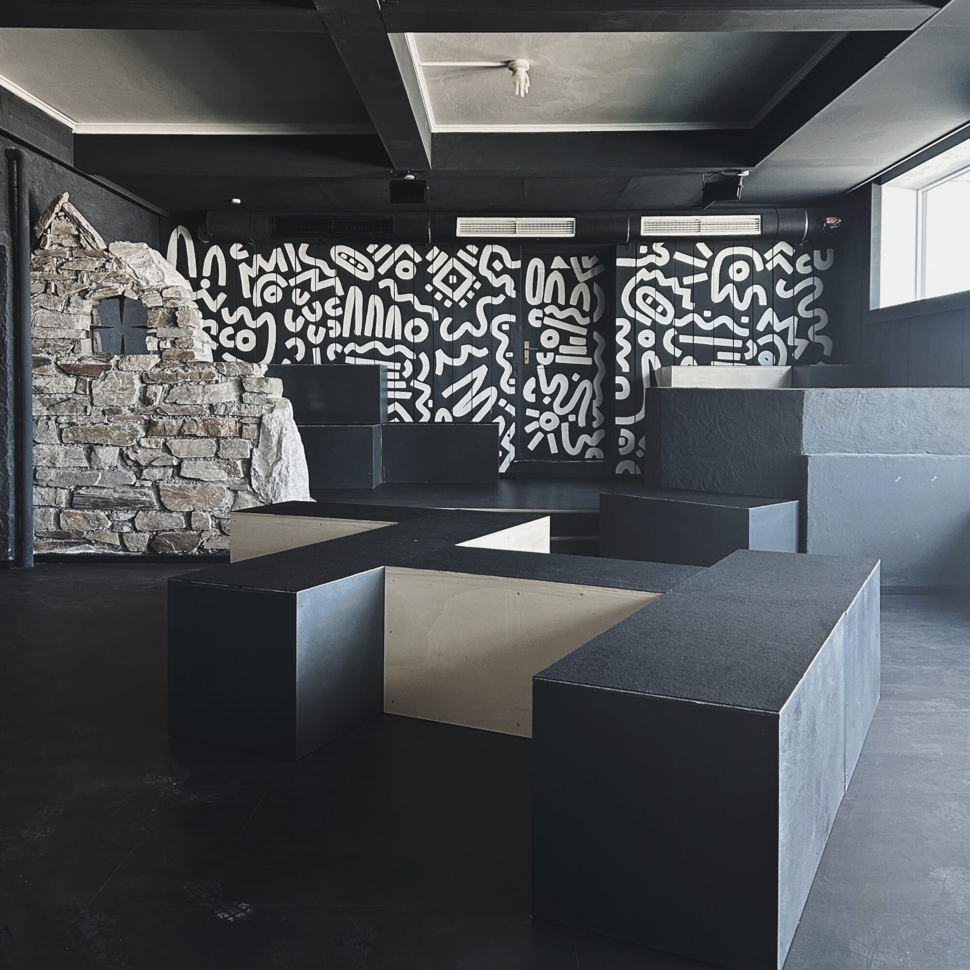 Umbauarbeiten in der Disco des Jugendhotels Carinth im Lungau in Salzburg. Fertiger, neuer Aufenthaltsraum.