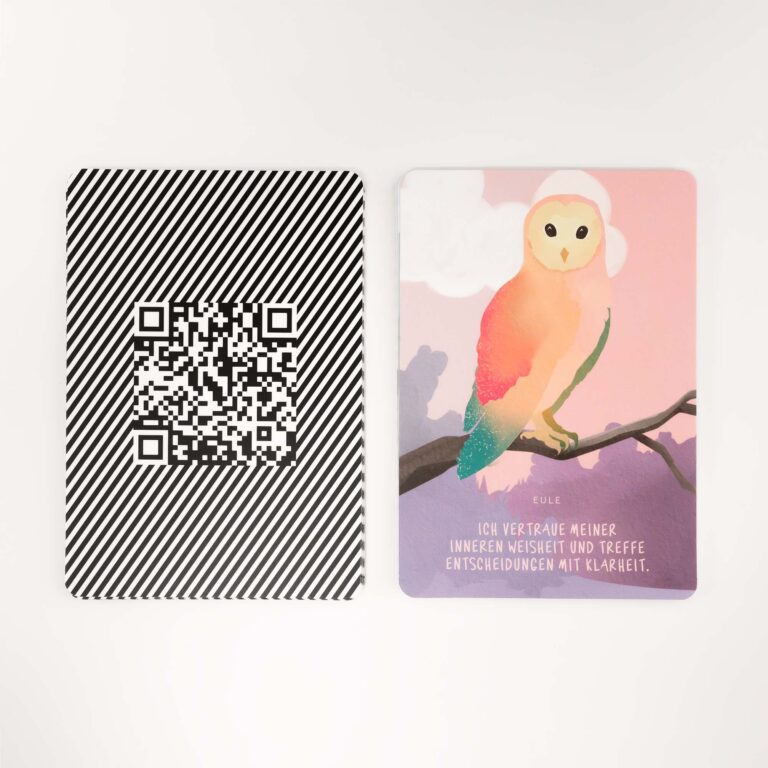 Rückseite mit QR-Code und Vorderseite mit Eulen-Illustration einer monjogh Krafttierkarte